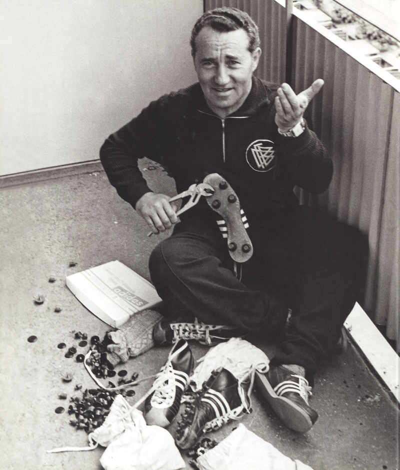 Illustration for article titled Una fábrica, dos hermanos que se odiaban y un arma nazi que casi cambia el rumbo de la guerra: la historia oculta de Adidas y Puma